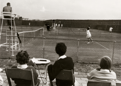 28158 Tenniswedstrijden georganiseerd door tennisvereniging DOS te Vlissingen.