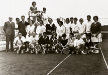 28159 Groepsfoto van de tennisvereniging DOS. Op de onderste rij van l. naar r.: Jaap Gasille, Nordlohne, Paul Hermsen, ...
