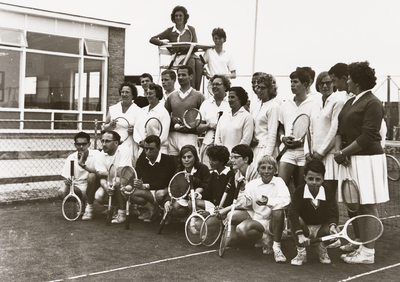 28160 Groepsfoto van de tennisvereniging DOS. Op de onderste rij van l. naar r.: Jaap Gasille, Nordlohne, Paul Hermsen, ...