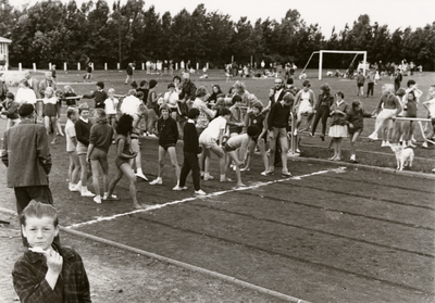 28170 Ongeveer duizend scholieren van 16 Vlissingse lagere scholen waren actief op de 1e van 2 schoolsportdagen op de ...