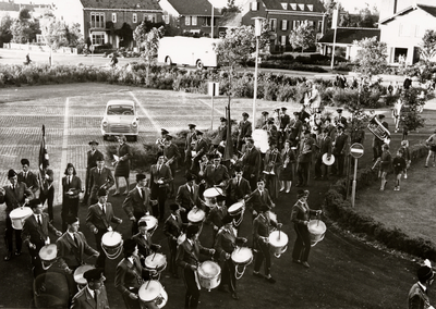 28171 Muzikale mars van harmonie 'St.-Caecilia' ter gelegenheid van het 70-jarig bestaan. Op de foto zien we de ...