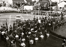 28171 Muzikale mars van harmonie 'St.-Caecilia' ter gelegenheid van het 70-jarig bestaan. Op de foto zien we de ...