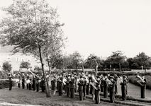 28172 Muzikale mars van harmonie 'St.-Caecilia' ter gelegenheid van het 70-jarig bestaan. Op de foto zien we de ...