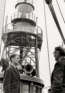 28176 Kapitein H.J. Bokhorst (links) en G.C. de Hondt comm. van het Ned. loodswezen voor de toren van het nieuwe ...