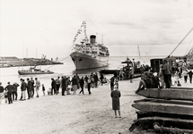 28196 Aankomst van het passagiersschip 'Oranje' van de Stoomvaart-Maatschappij ‘Nederland’ (SMN) voor een kort bezoek ...