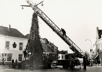 28244 Het plaatsen van kerstversiering op het Betje Wolffplein