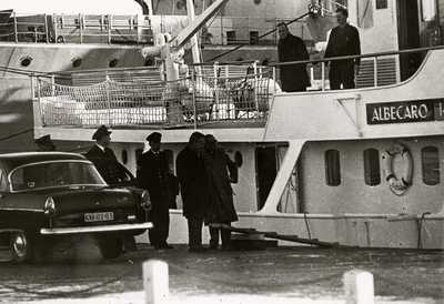 28246 Het jacht 'Albecaro II' van Prins Rainier van Monaco loopt de sluizen van Vlissingen binnen. Met het nieuwe, in ...