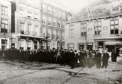 28291 Eerste Wereldoorlog. Belgische militairen wachten op vervoer op het Beursplein