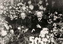 28297 40-Jarig jubileum van militair apotheker Diederik Pieter Vermaas (zittend). Links van hem zit zijn vrouw Angelina ...