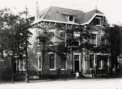 28301 Badhuisstraat 114, woonhuis van familie Jacobus Pieter Vermaas, arts. Tot ca. 1911 woonde de familie op het ...