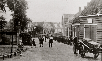 28316 Oost-Souburg, de Ritthemsestraat gezien vanaf het Oranjeplein. Op de voorgrond rechts het huis met schuur van de ...