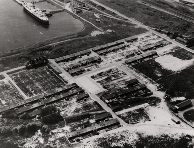 28328 Luchtfoto van Vlissingen met linksboven de Buitenhaven en onderaan de sloop van het Havendorp, in 1945 gebouwd ...