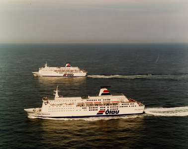 28364 De 'Olau Hollandia' (1) en 'Olau Britannia' (1), resp. in 1981 en 1982 in de vaart gekomen voor de veerdienst ...