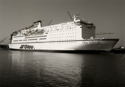 28366 De 'Olau Hollandia' (2) in 1989 in de vaart gekomen voor de veerdienst Vlissingen-Sheerness. Het schip kwam in de ...