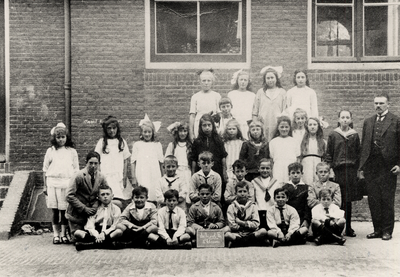28369 Klas 3 van de openbare school in de Hendrikstraat, de 'Zandjesschool' (School E)