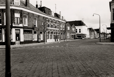 28420 De Glacisstraat gezien in oostelijke richting vanaf de Badhuisstraat. Links de sigarenwinkel van Lagaaij, vanaf ...