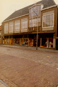 28421 Warenhuis Vroom & Dreesman met ingang in de Glacisstraat. De winkel liep door tot aan het Betje Wolffplein waar ...