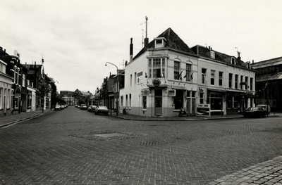 28422 De Glacisstraat gezien in oostelijke richting vanaf de Scheldestraat. Uiterst rechts: de ketelmakerij van de Kon. ...