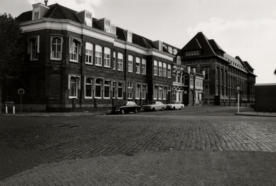 28423 De Glacisstraat gezien vanaf de Van Dishoeckstraat. Vanaf links het voormalige R.K. weeshuis, sinds 1883 het ...