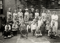 28434 Klas 1 van de Gereformeerde school aan de Kasteelstraat. Bovenste rij van l. naar r.: Jo Lavooij, Janny ...