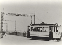 28490 De Keersluisbrug met de electrische tram die de Koningsweg indraait