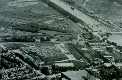 28620 Luchtfoto van Vlissingen uit de jaren 20. Onderin de omgeving van de Aagje Dekenstraat en de Van Dishoeckstraat ...