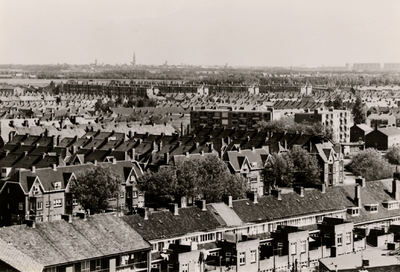 28647 Luchtfoto van Vlissingen. Gezicht vanaf de stadhuistoren. Op de voorgrond de achterzijde van de huizen aan de ...