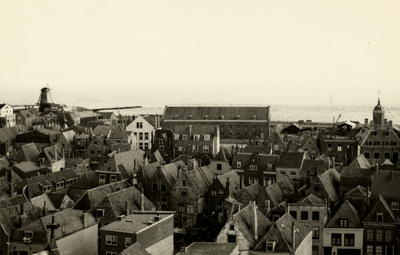 28729 Luchtfoto van Vlissingen. Gezicht op de binnenstad vanaf de Sint Jacobstoren. Het Groenewoud, de Nieuwstraat en ...