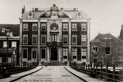 28811 Het stadhuis (van 1818 tot 1965) aan de Houtkade. Het pand is gebouwd in 1733 als Van Dishoeckhuis.