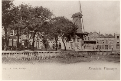 28844 Gezicht op de Achterhaven met daarachter de Kaaskade, de korenmolen (gebouwd in 1820, gedeeltelijk gesloopt in ...