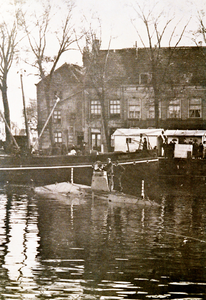 28934 De onderzeeboot 'Luctor et Emergo'. Men houdt een duikproef in de Dokhaven. Op de achtergrond ziet men de Peperdijk.