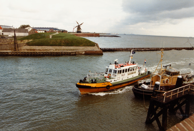 28971 De redeafhaalboot 'Walvis' van het Nederlands Loodswezen komt binnen. De 'Geep' ligt aan de steiger.