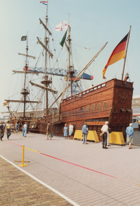 28979 Tijdens de braderie bracht het Duits galjoen 'Galeone Everi' een bezoek aan Vlissingen. Het aan de Houtkade ...
