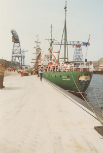 28980 Tijdens de braderie bracht de 'Sirius' van Greenpeace een bezoek aan Vlissingen. Op de foto ziet men het schip ...