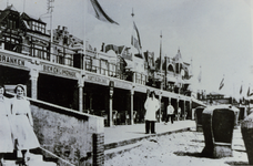 28989 Het badstrand met de strand galerij. De 2 meisjes links zijn nichtjes t.w. Suzanna Oreel en Maatje Dingemanse.