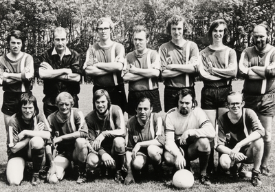 29123 Groep jeugdleiders van de Voetbalcombinatie Vlissingen.Staand van l. naar r.: Jan Provoost, Jo Jacobse, Jaap van ...