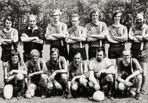 29123 Groep jeugdleiders van de Voetbalcombinatie Vlissingen.Staand van l. naar r.: Jan Provoost, Jo Jacobse, Jaap van ...