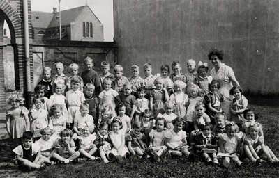 29128 Klassen van de Nutskleuterschool (fröbelschooltje) in de Hobeinstraat hoek Paul Krugerstraat