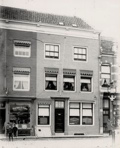 29151 Panden aan de Nieuwendijk te Vlissingen met links de winkel van Magazijnen de Zwaluw (H 99) en in het midden het ...