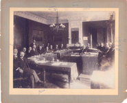 29250 De gemeenteraad van Vlissingen. Aan de middelste tafel zit Jhr.mr. Anthony Adriaan van Doorn van Koudekerke, ...