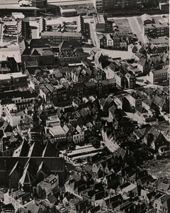 29272 Luchtfoto van Vlissingen met onder de Sint Jacobskerk en omliggend gebied. In het midden van de foto van links ...