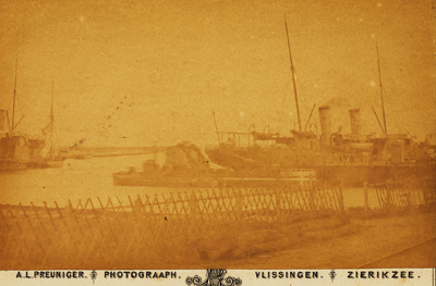 29314 De Buitenhaven met links en rechts raderboten van de Stoomvaartmij. Zeeland en kleinere raderboten van het veer ...