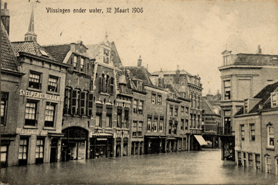 29328 'Vlissingen onder water, 12 Maart 1906' De Kleine Markt.