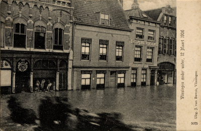 29334 'Vlissingen onder water, 12 Maart 1906' De Kleine Markt.