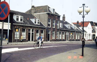 29472 Aagje Dekenstraat gezien vanaf het Betje Wolffplein met op de voorgrond de voormalige militaire huisjes