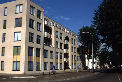 29504 Appartementengebouw op de hoek Aagje Dekenstraat (links), Scheldestraat (rechts). Gebouwd in 1984, op de plaats ...