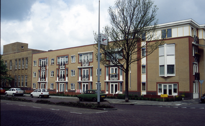 29560 Het woonzorgcentrum Theo van Doesburg (huisvesting voor ouderen) in de Doctor Ottestraat, gezien vanaf de Paul ...