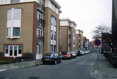 29563 De Doctor Ottestraat gezien vanaf de Paul Krugerstraat. Op de voorgrond het woonzorgcentrum Theo van Doesburg ...