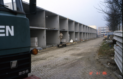 29668 Nieuwbouw in het Fort. In 1985 en 1986 worden alle woningen in de wijk het Fort afgebroken. Nieuwe woningen komen ...