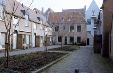29681 Het hofje de Pauw gezien richting Beursstraat. Vroeger een hofje waar veel vissersgezinnen woonden. De oude ...